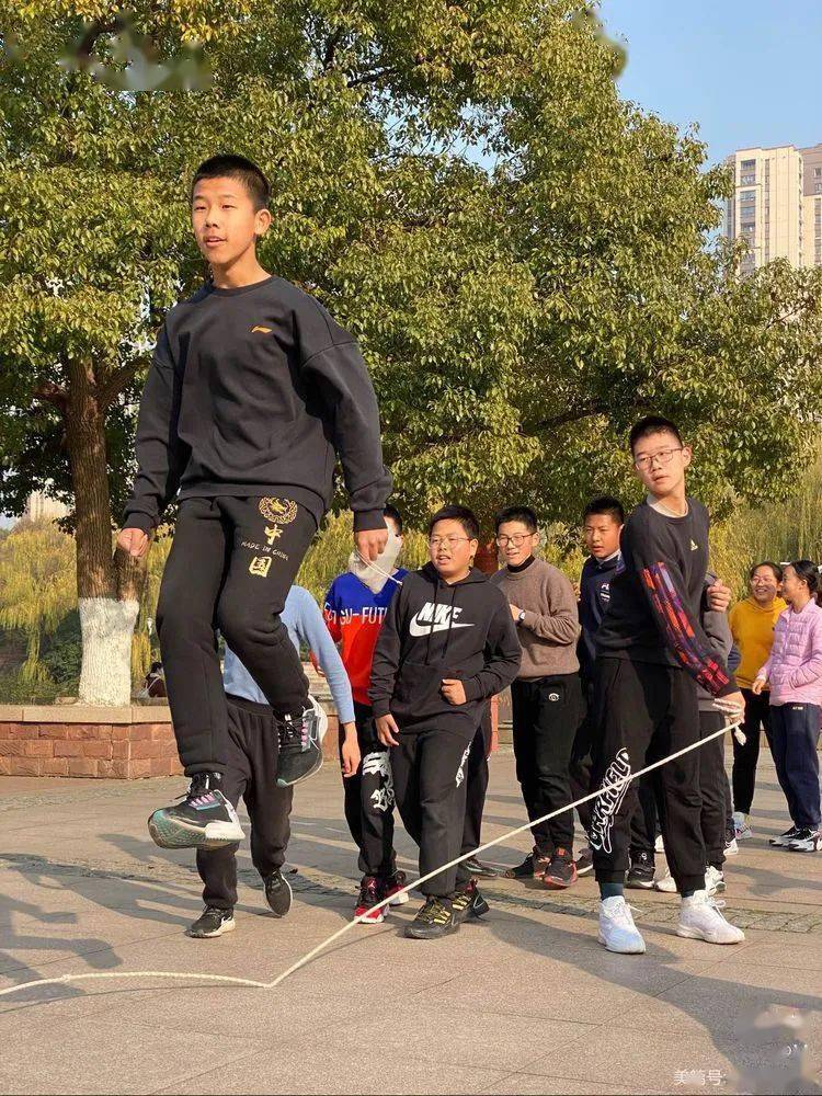 球员个人表现如何？队友之间的合作默契令人赞叹的简单介绍
