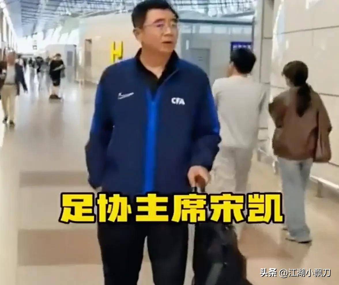 包含行李过多？国足官方回应：56件装备行李具体情况如下的词条