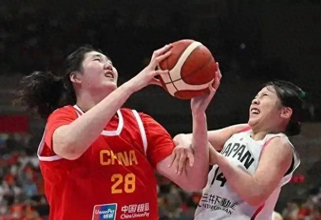 关于女篮半决赛中战术未能实施，宫鲁鸣在场边：把球给张子宇的信息