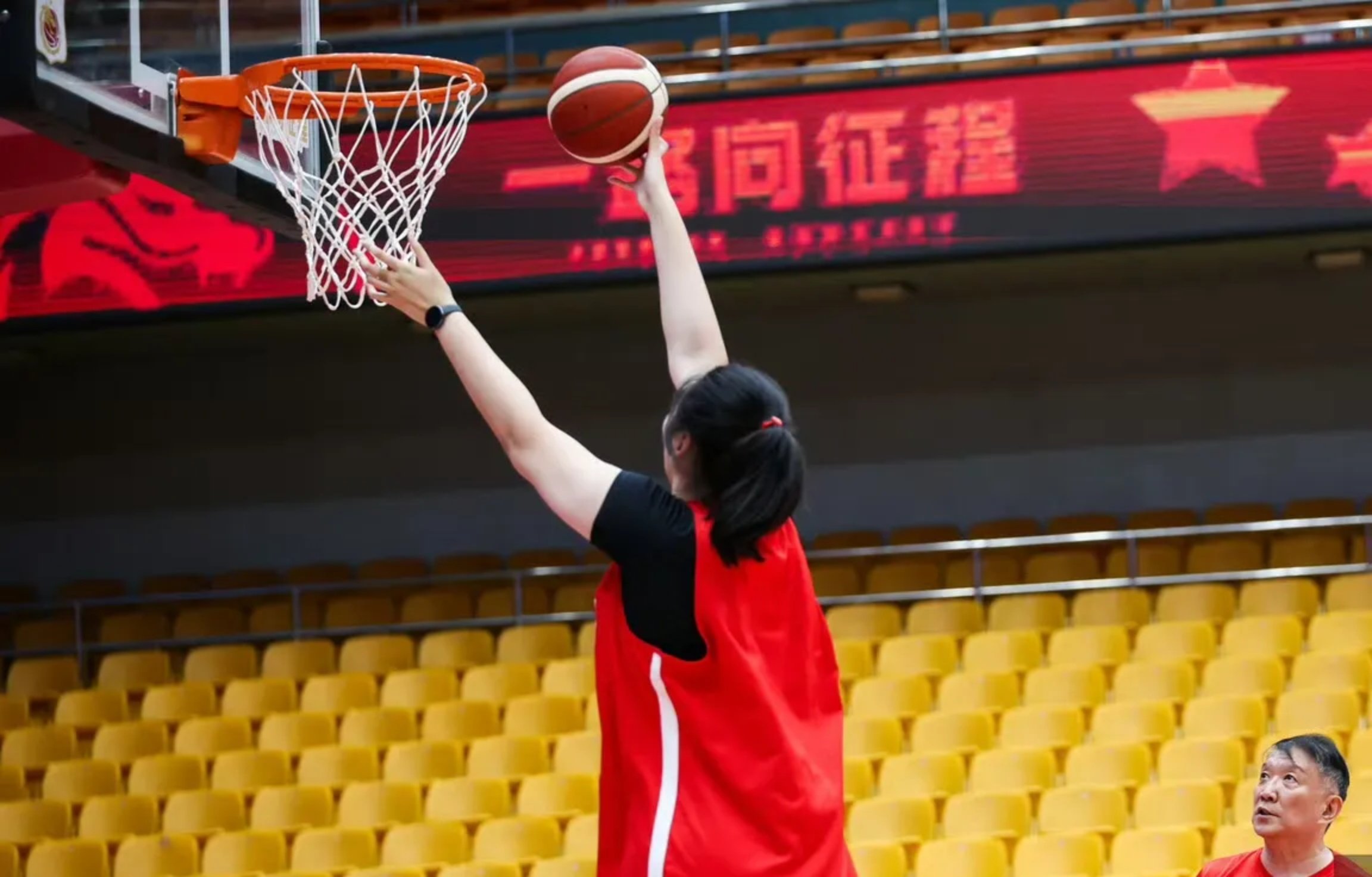 九游娱乐-关于组图：中国女篮备战波黑宫鲁鸣给张子宇开小灶的信息