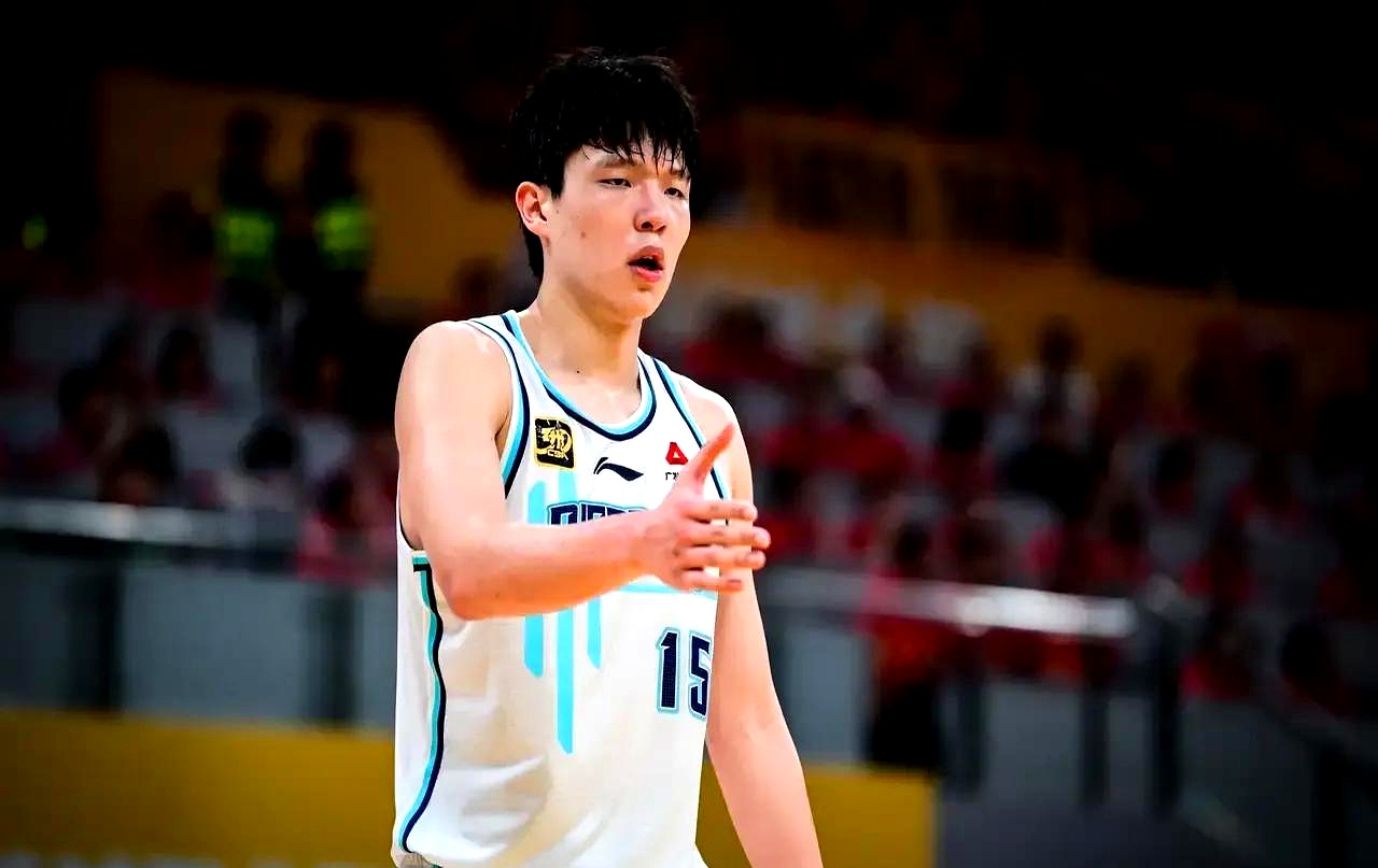 中国男篮将去西班牙拉练杨瀚森打夏联曾凡博康复(杨瀚森个人简历)